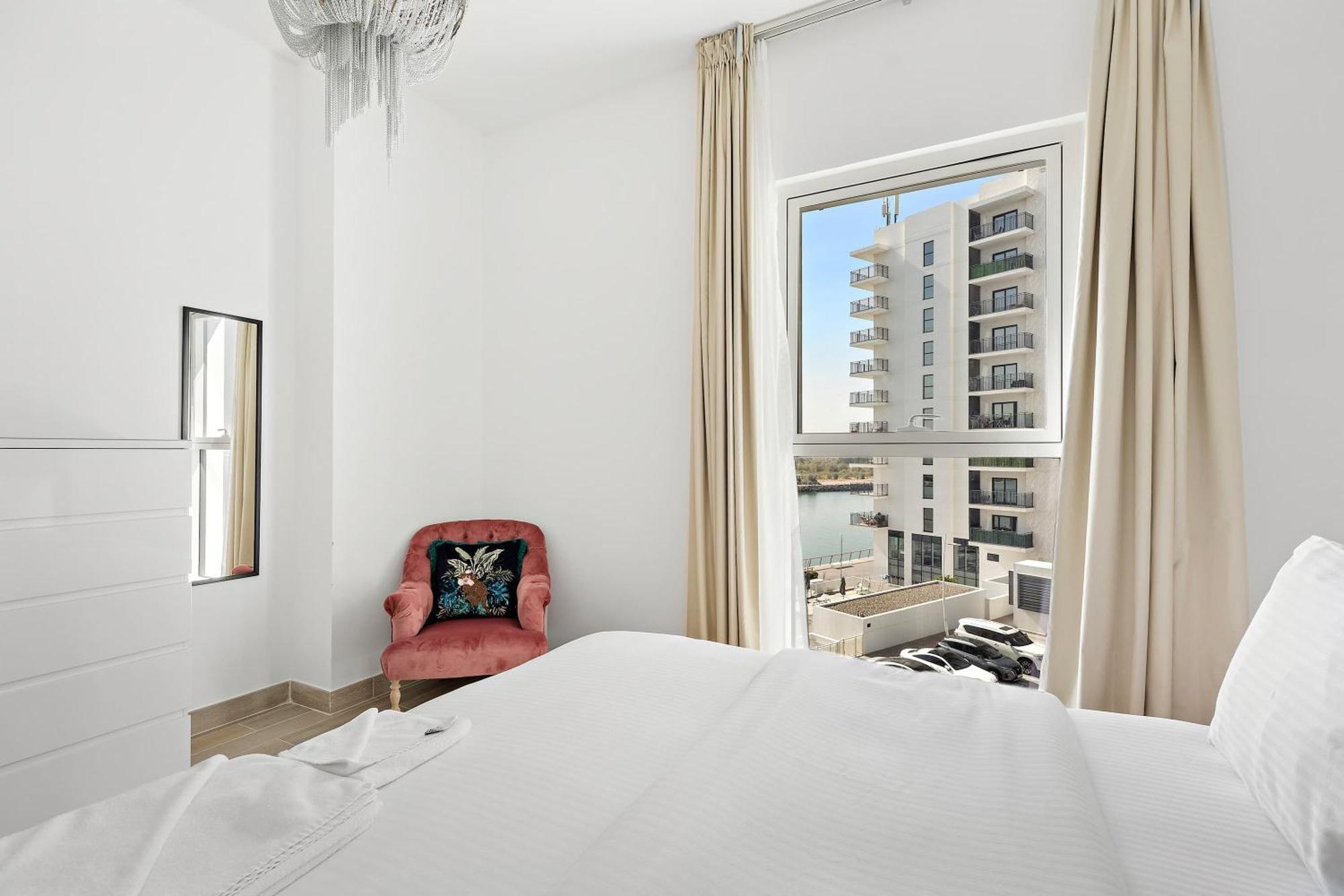 Apartment Silkhaus Near Ferrari World With Canal View From Balcony *